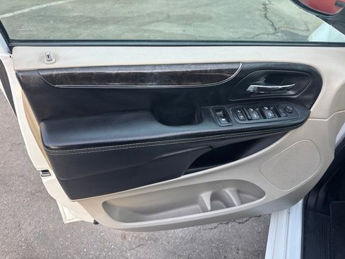 Used 2016 Chrysler Town & Country Touring w/ Driver Convenience Group image 10