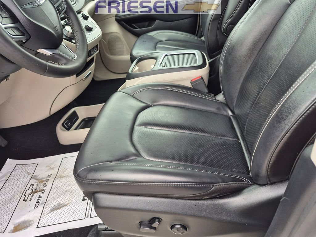 Used 2023 Chrysler Pacifica Touring-L FWD image 13