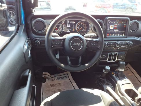 Used 2023 Jeep Gladiator Sport AWD/4WD image 4