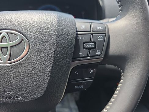 Used 2025 Toyota Camry SE w/ Convenience Package FWD image 22