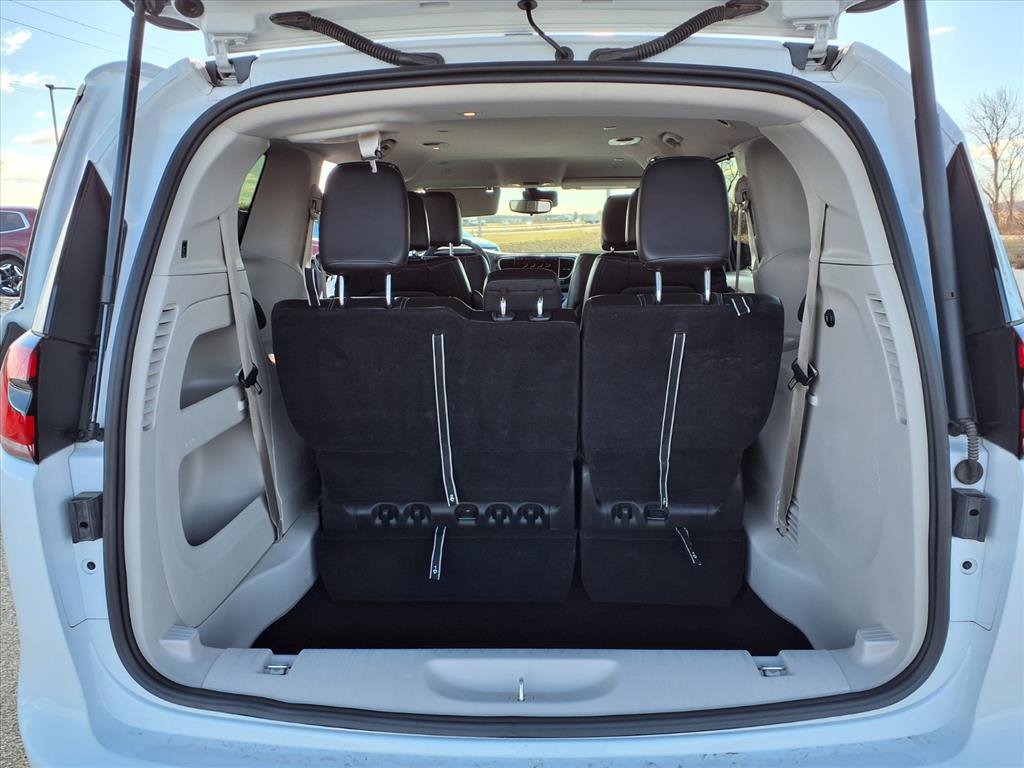 Used 2024 Chrysler Pacifica Touring-L FWD image 27