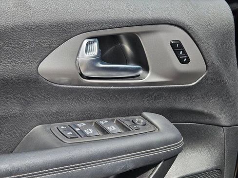 Used 2025 Chrysler Pacifica Select FWD image 11