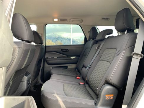 Used 2025 Nissan Pathfinder SV image 28