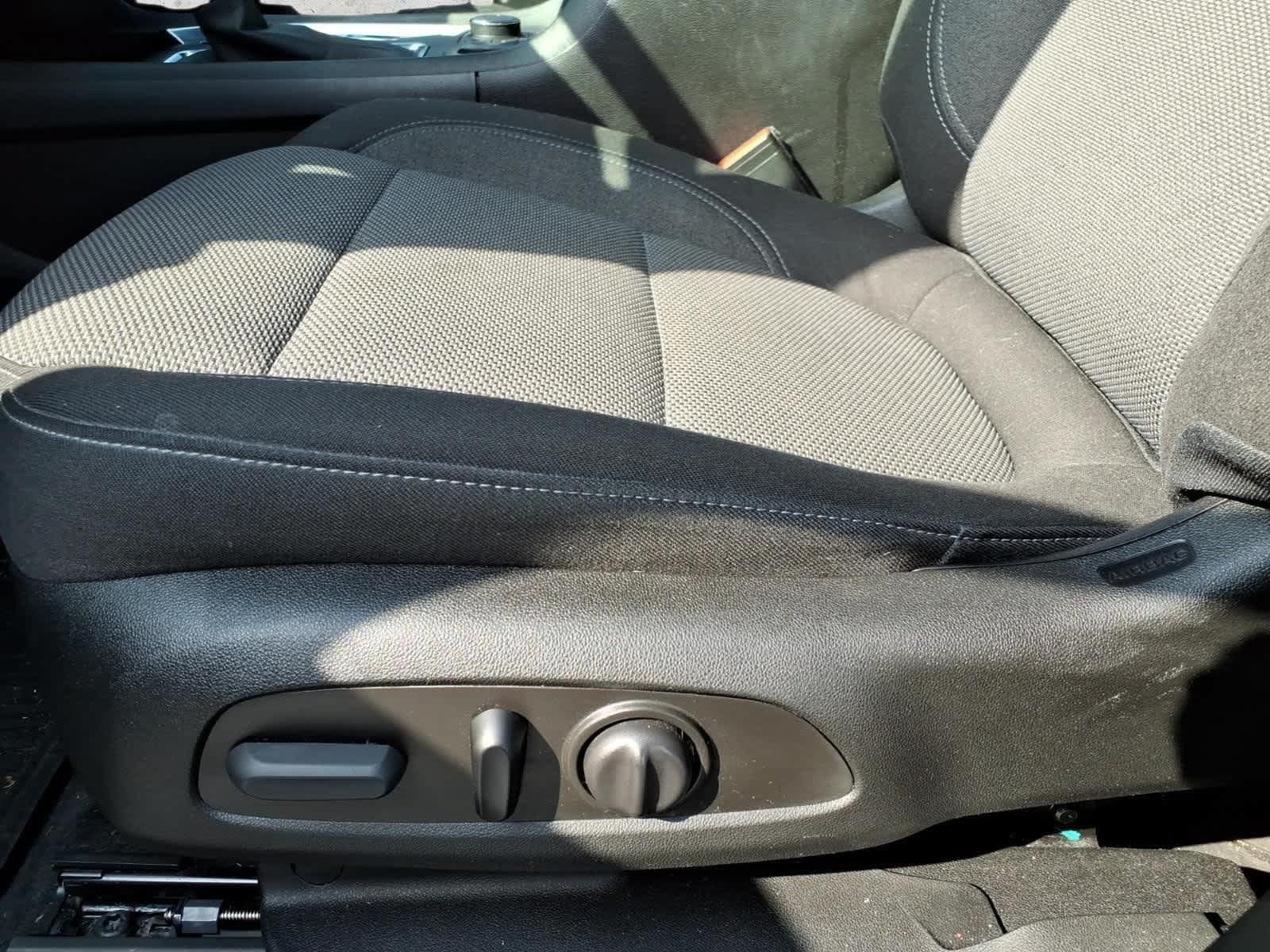 Used 2023 Chevrolet Traverse LT FWD image 14