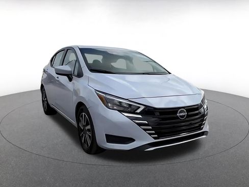 Used 2025 Nissan Versa SV image 2