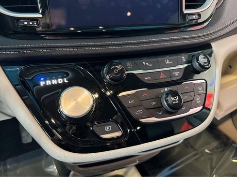Used 2024 Chrysler Pacifica Touring-L image 23
