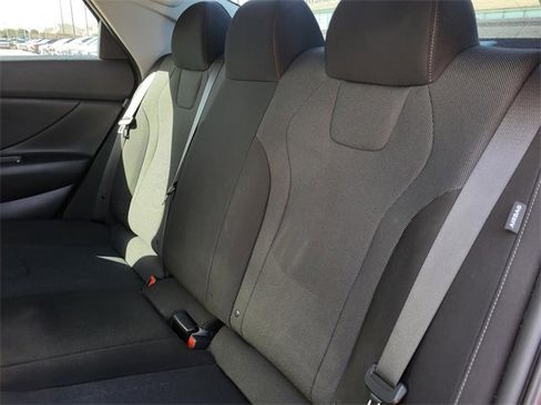 Certified 2025 Hyundai Elantra SE image 11