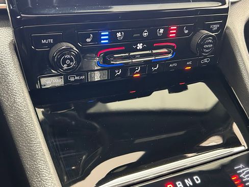 Used 2024 Jeep Grand Cherokee Overland w/ Adv Protech Group III image 22