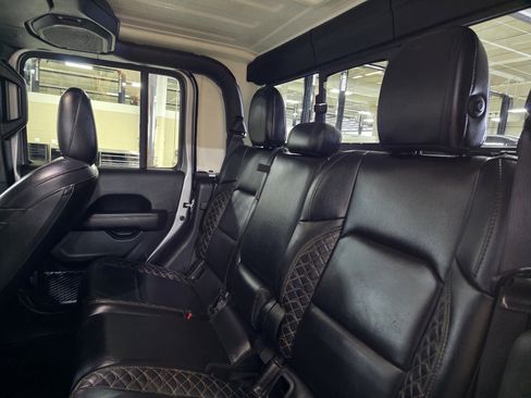 Used 2021 Jeep Gladiator Overland image 15