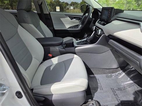 Used 2022 Toyota RAV4 XLE Premium image 10