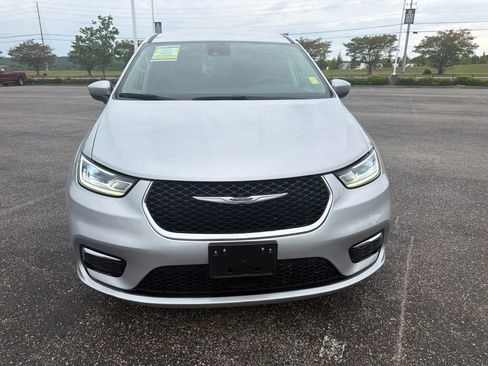 Used 2023 Chrysler Pacifica Touring-L FWD image 9