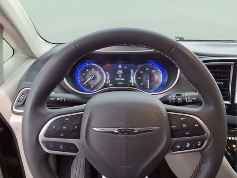 Used 2024 Chrysler Pacifica Touring-L FWD image 9