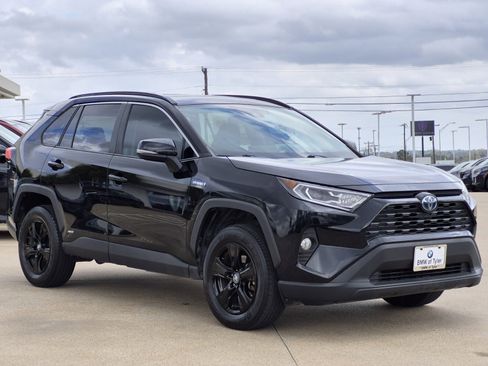 Used 2019 Toyota RAV4 XLE image 3