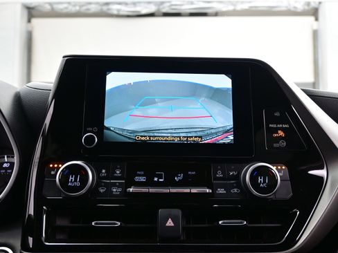 Used 2024 Toyota Highlander XLE AWD/4WD image 20