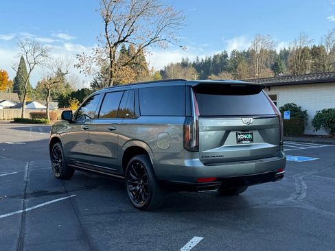 Used 2024 Cadillac Escalade ESV Sport Platinum w/ LPO, ONYX Package image 4