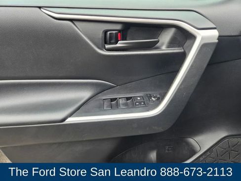 Used 2021 Toyota RAV4 LE AWD/4WD image 16