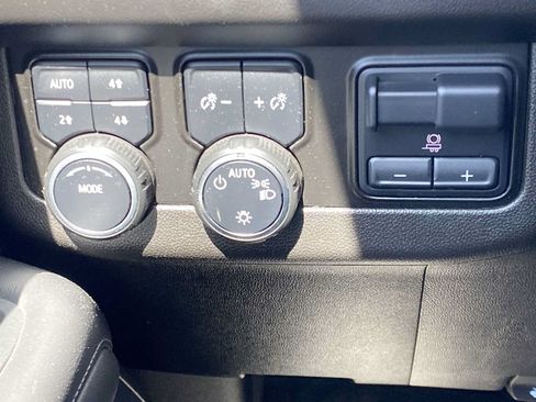 Used 2022 Chevrolet Suburban LT w/ LT Signature Package AWD/4WD image 24