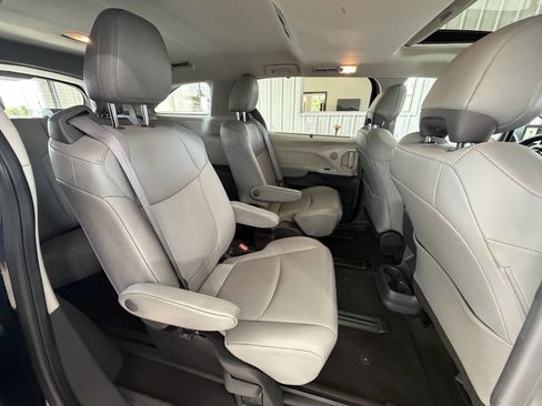 Used 2022 Toyota Sienna XLE AWD/4WD image 33