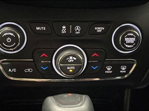 Used 2020 Jeep Cherokee Trailhawk AWD/4WD image 17