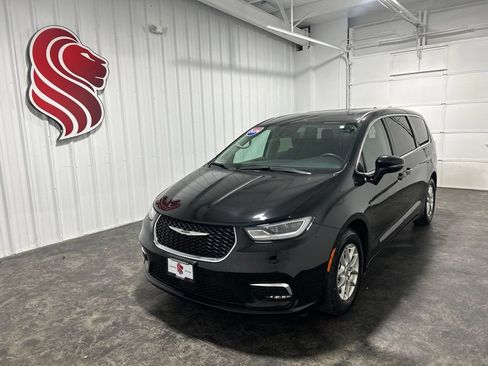 Used 2024 Chrysler Pacifica Touring-L FWD image 1