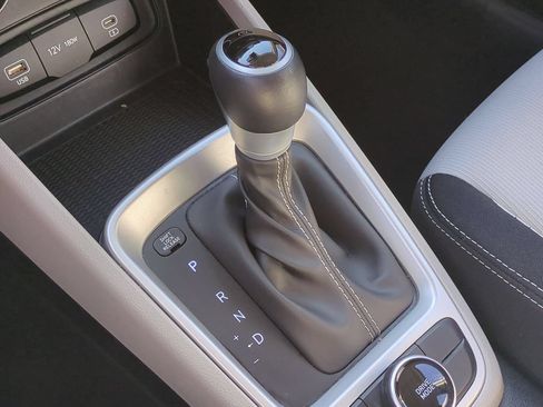 Used 2025 Hyundai Venue SEL FWD image 19