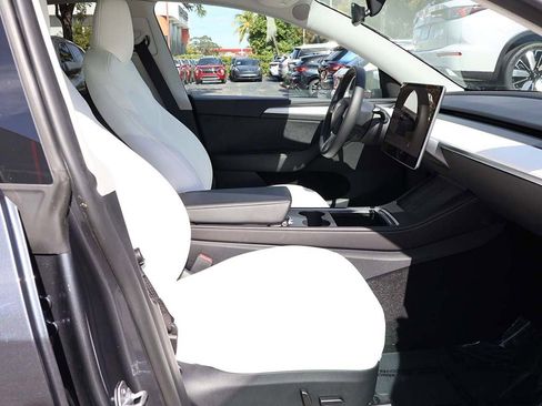 Used 2023 Tesla Model Y Long Range image 32