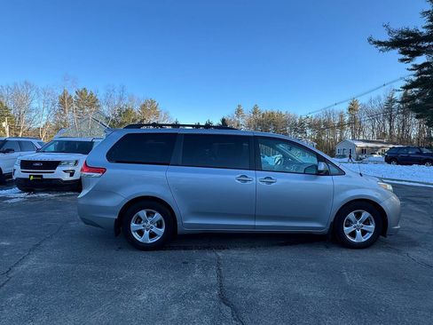 Used 2012 Toyota Sienna LE w/ Towing Pkg image 11