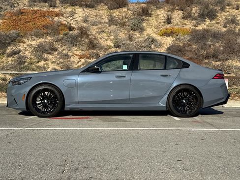 Used 2025 BMW M5 w/ Carbon Package image 9