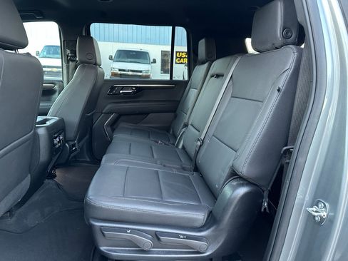 Used 2025 Chevrolet Suburban Z71 image 16