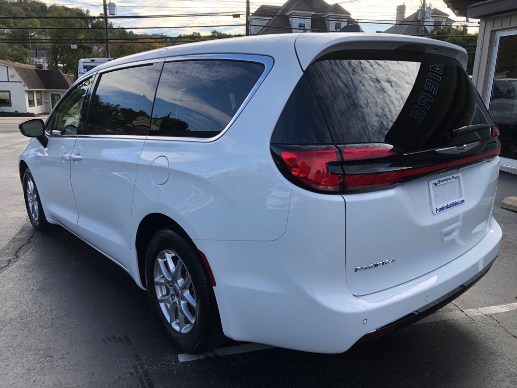 Used 2024 Chrysler Pacifica Touring-L FWD image 4