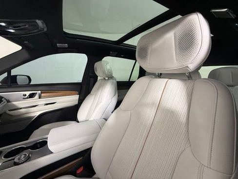 Used 2026 Cadillac Vistiq Luxury w/ LPO, Floor Liner Package AWD/4WD image 9