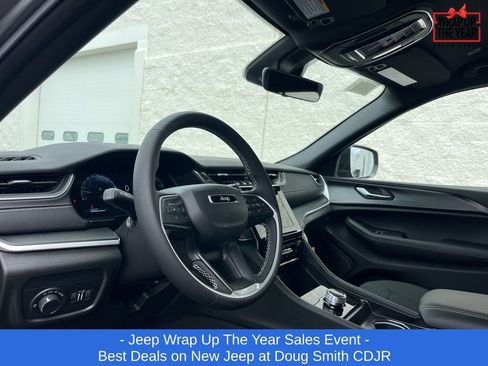 New 2025 Jeep Grand Cherokee Laredo w/ Trailer Tow Package image 10