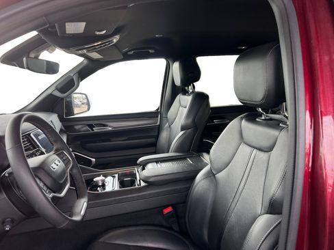 Used 2024 Jeep Wagoneer Series III image 10