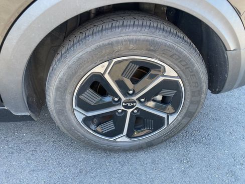 Used 2023 Kia Niro EX image 3