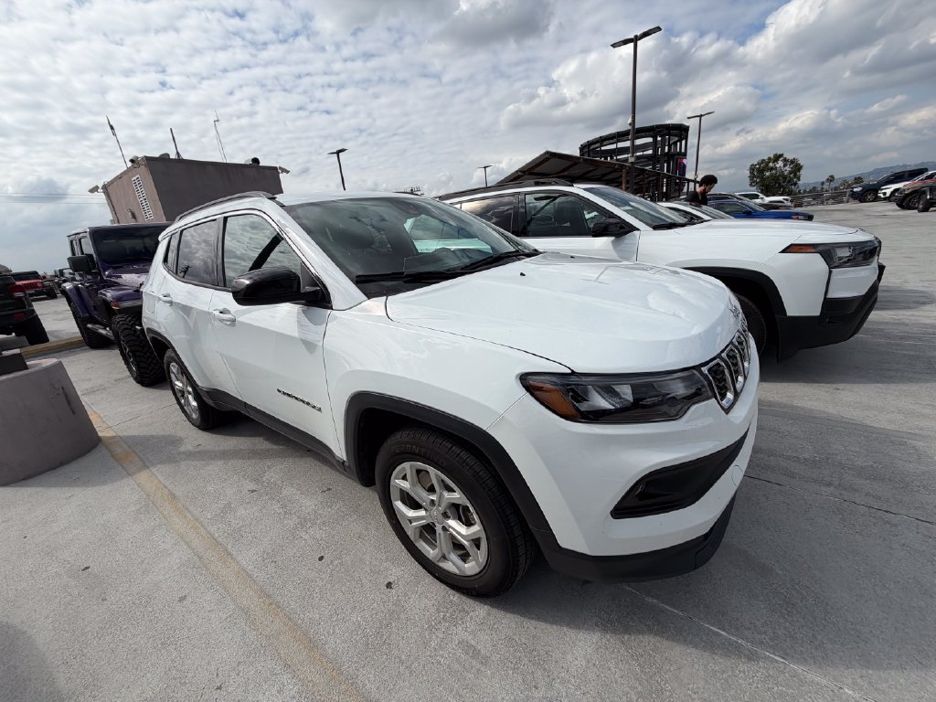 Used 2024 Jeep Compass Latitude AWD/4WD image 3