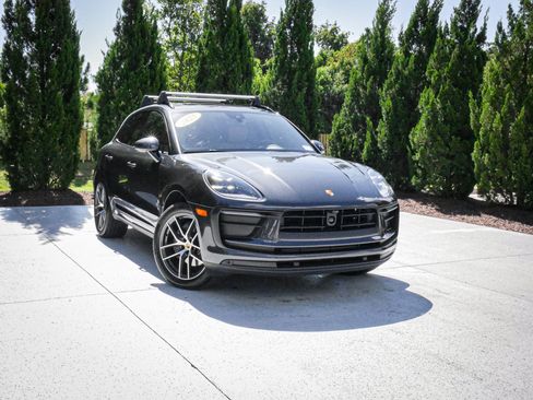 Used 2025 Porsche Macan AWD/4WD image 2