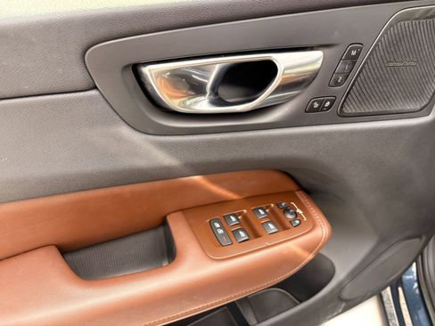 Certified 2023 Volvo XC60 B5 Ultimate w/ Protection Package Premier image 13