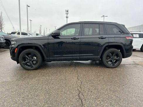 Certified 2023 Jeep Grand Cherokee Limited w/ Black Appearance Package image 24