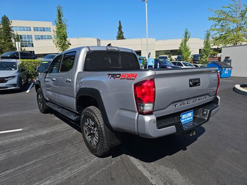 Used 2017 Toyota Tacoma TRD Off-Road w/ Premium & Technology Package AWD/4WD image 5