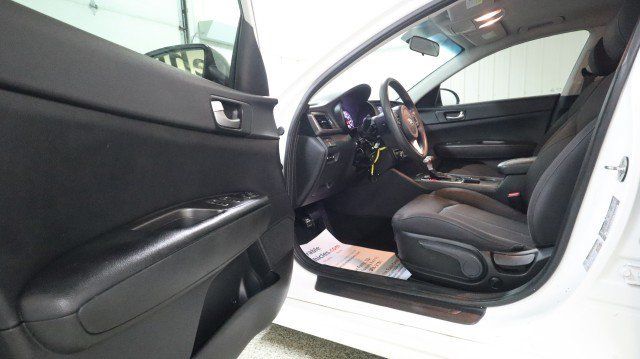 Used 2018 Kia Optima LX w/ 17" Alloy Wheels Package FWD image 9