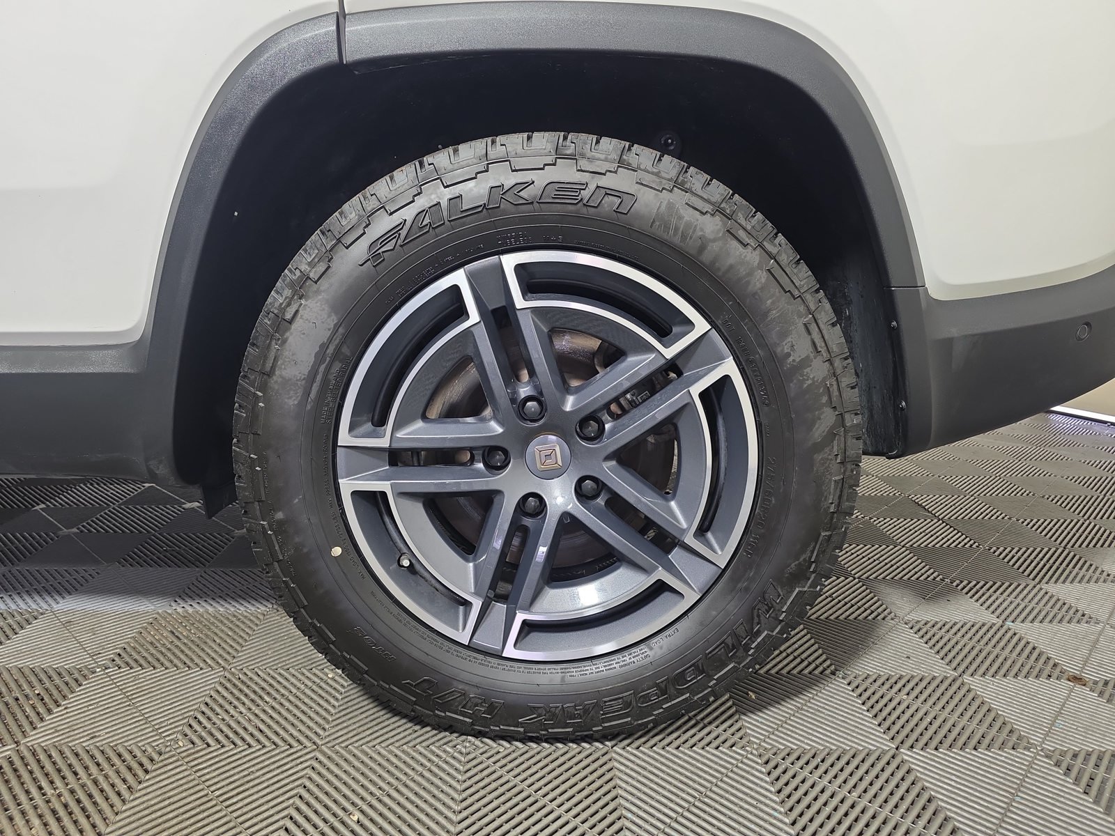 Used 2025 Rivian R1S Adventure Dual AWD/4WD image 10
