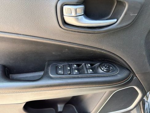 Used 2019 Jeep Compass Latitude w/ Popular Equipment Group AWD/4WD image 9