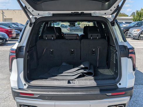 Used 2025 Chevrolet Traverse LT image 14
