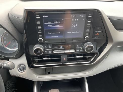 Used 2022 Toyota Highlander LE AWD/4WD image 18