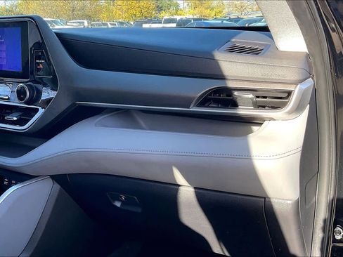 Used 2023 Toyota Highlander LE image 17