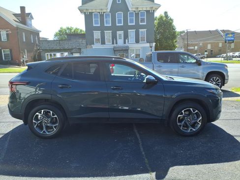 Used 2026 Chevrolet Trax LT w/ LT Convenience Package FWD image 4