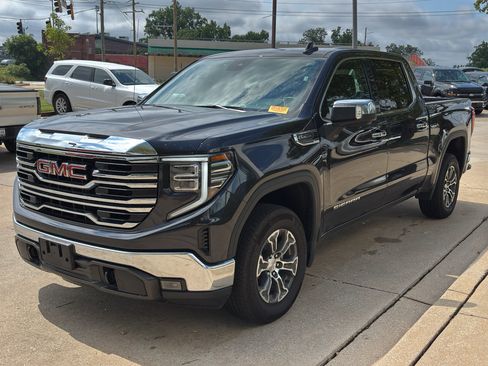 Used 2025 GMC Sierra 1500 SLT AWD/4WD image 4