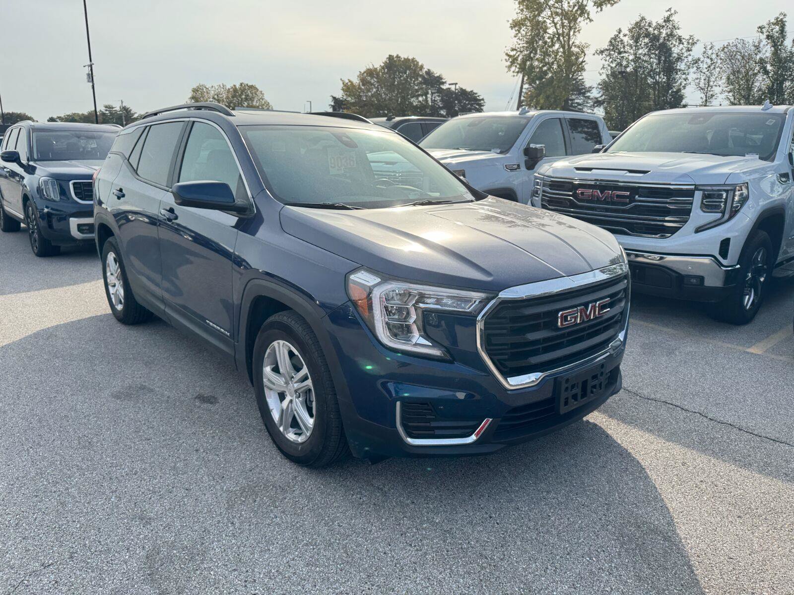 Used 2022 GMC Terrain SLE w/ Driver Convenience Package FWD image 3