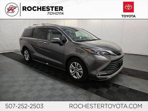 Used 2024 Toyota Sienna Platinum AWD/4WD image 91