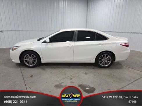 Used 2015 Toyota Camry SE image 1